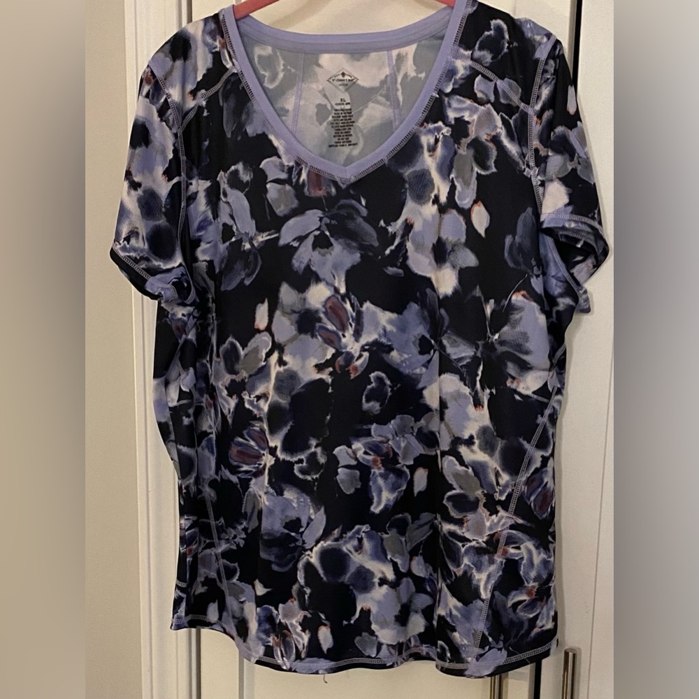 St. John Bay NWOT, short sleeves. Great material.